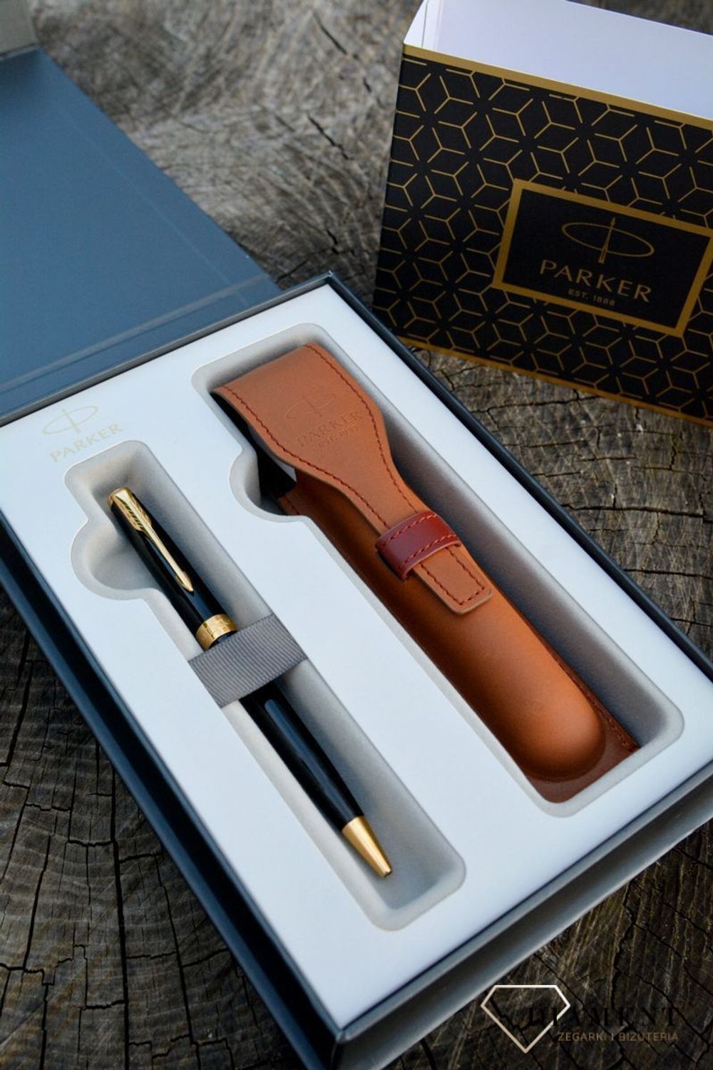 Zestaw prezentowy Parker Długopis czarny CT + Etui brązowe Parker 1931497 (1).JPG